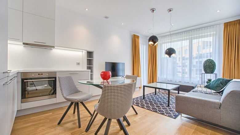 Namješten dnevni boravak sa trpezarijom u novom stanu